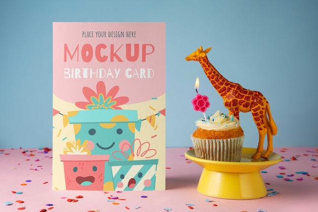 PSD mockup de tarjeta de cumpleaños con pastel