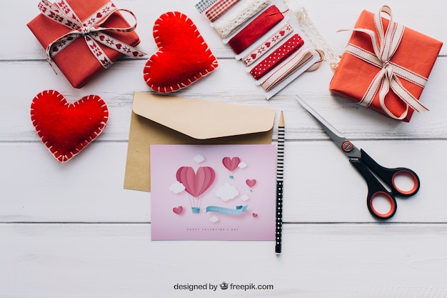 PSD mockup de tarjeta y elementos de san valentín