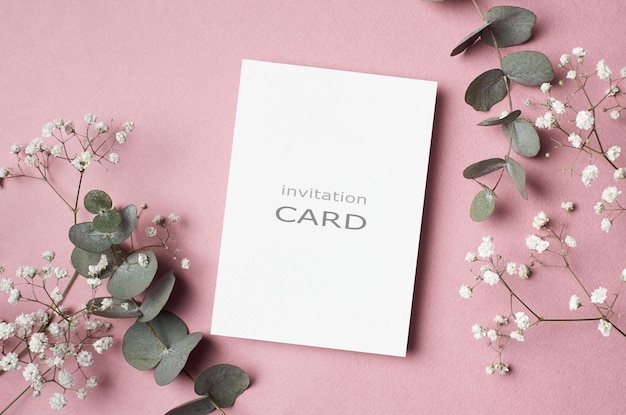 Mockup de tarjeta de invitación con flores