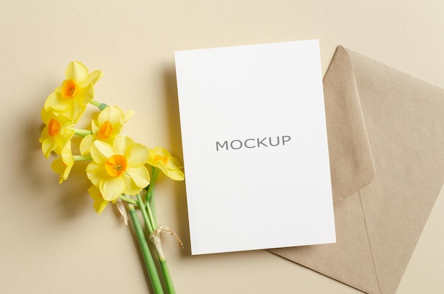 Mockup de tarjeta de invitación con sobre y flores de narcisos