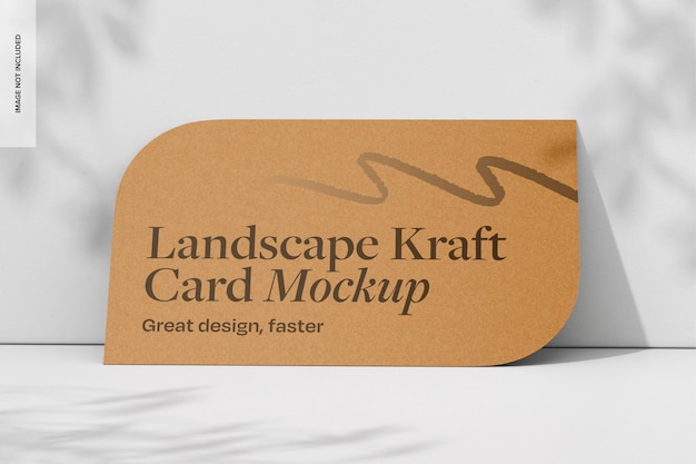 Mockup de la tarjeta Kraft de paisaje inclinado