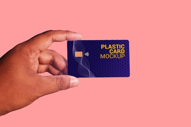 Mockup de tarjeta de plástico en la mano
