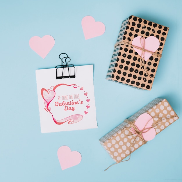 Mockup de tarjeta de san valentin con composición decorativa