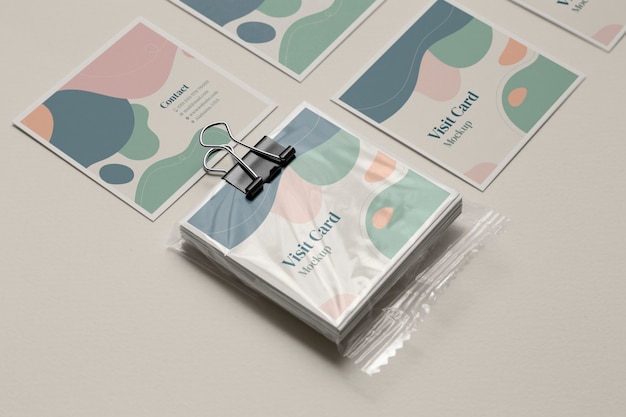 Mockup de tarjeta de visita con bolsa de plástico