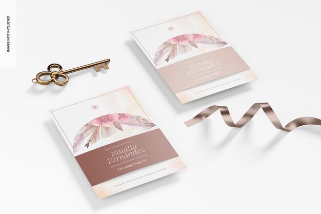 Mockup de tarjetas de papel arqueadas de quinceanera vista en ángulo alto