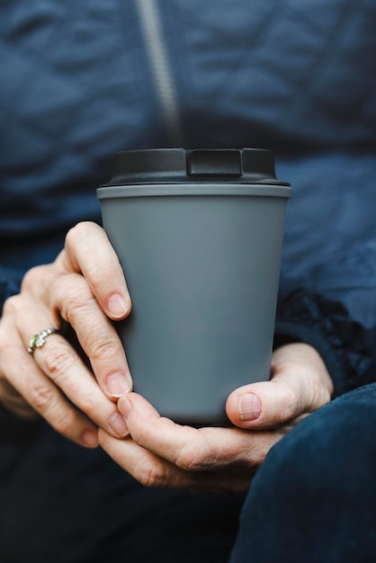 Mockup de taza reutilizable en PSD en gris