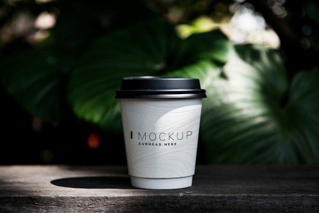 Mockup tazza di caffè sul tavolo