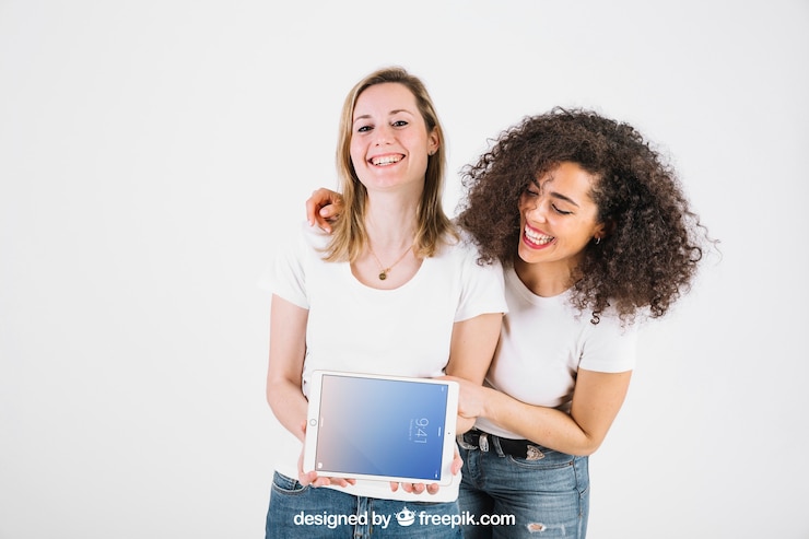 PSD mockup de tecnología con mujeres felices enseñando tablet