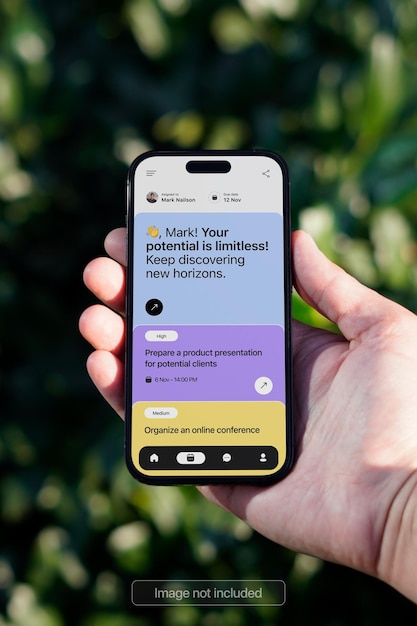 Mockup de teléfono inteligente inspirado en la naturaleza sostenido en la mano con fondo verde