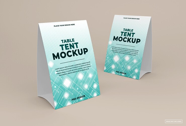Mockup tenda meja terisolasi pada latar belakang warna lembut