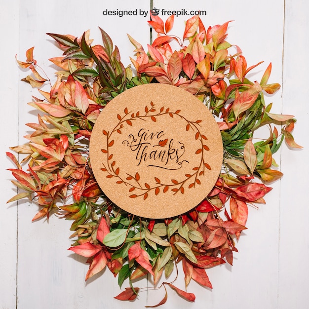 PSD mockup de thanksgiving con hojas y cartón