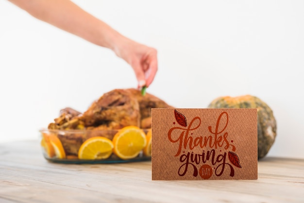 PSD mockup de thanksgiving con tarjeta de felicitación