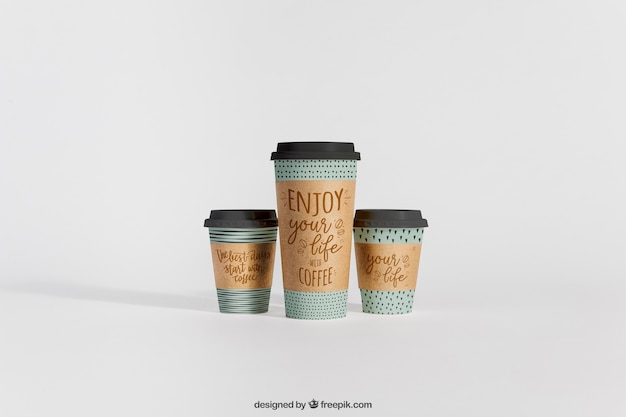 Mockup de tres vasos de café de diferentes tamaños