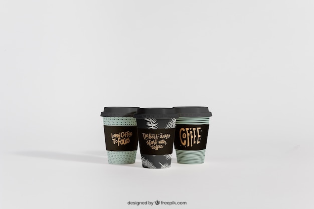 PSD mockup de tres vasos de café