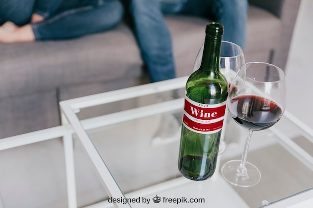 PSD mockup de vino con pareja en sofá