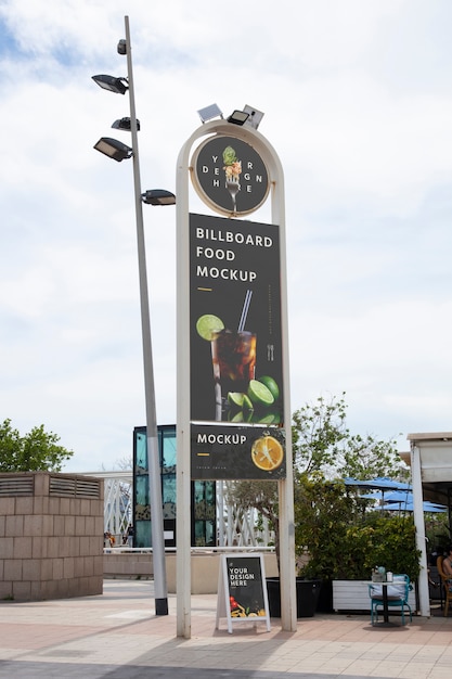 Mockup von lebensmittelplakaten in der stadt