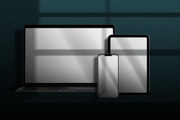 PSD mockup-vorlage für laptop-tablet- und telefongeräte