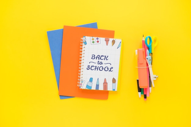 PSD mockup de vuelta al cole con cover libreta en papel