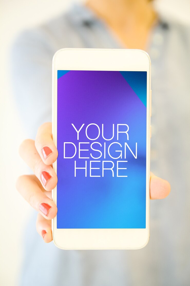 PSD mockup wanita menunjukkan layar smartphone