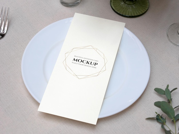 Mockup weiße leere raumkarte auf hochzeitstabelle einstellung