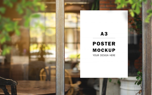 Mockup-werbeplakat vor dem restaurant