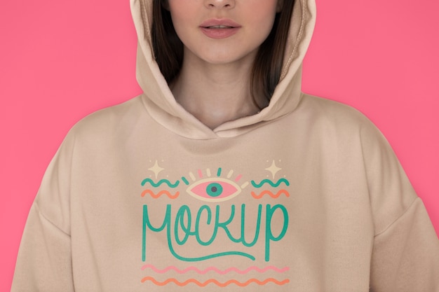 Model posiert in Hoodie-Vorderansicht