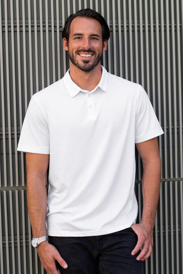 PSD modelagem de camisa de polo branca psd estilo de rua roupa masculina fotografia de roupas de moda