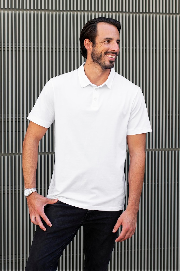 PSD modelagem de camisa de polo branca psd estilo de rua roupa masculina fotografia de roupas de moda
