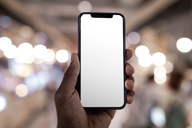 Modelagem de tela de smartphone com luzes noturnas bokeh no fundo psd