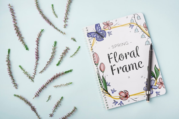 PSD modèle de bloc-notes pour le printemps avec des fleurs