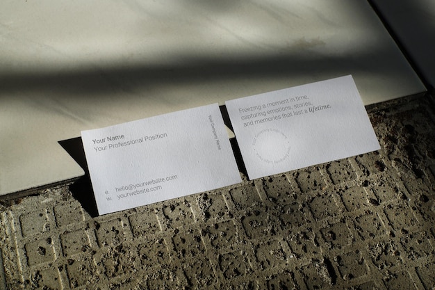 PSD modèle de carte de visite sur un sol en carreaux avec la moitié d'un sol en ciment