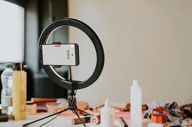 Le modèle d'écran de téléphone PSD LED Ring Light est un kit de blogueur de beauté.