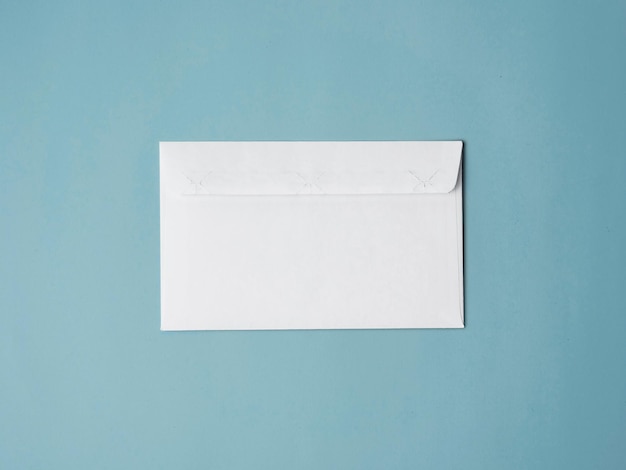 Modèle d'enveloppe en blanc, copie vide, papier d'espace