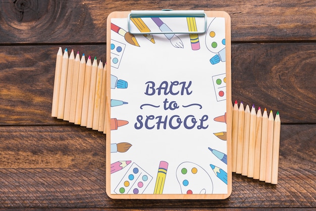 Modèle d'étiquette avec le concept de retour à l'école