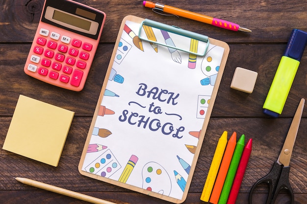 Modèle d'étiquette avec le concept de retour à l'école