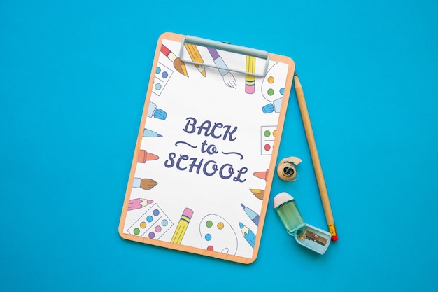 Modèle d'étiquette avec le concept de retour à l'école