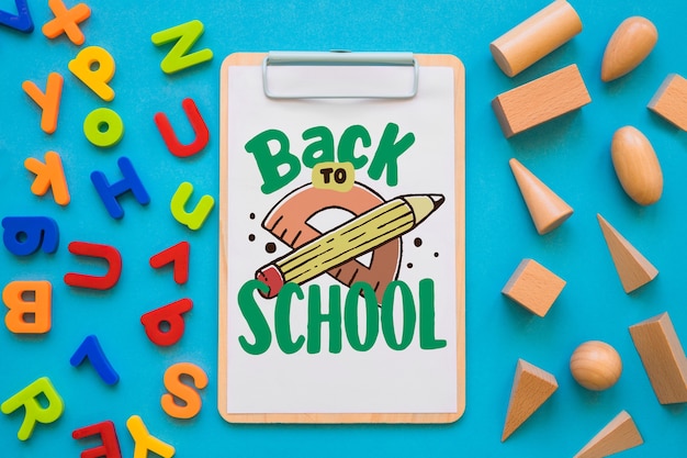 Modèle d'étiquette avec le concept de retour à l'école