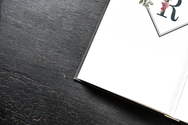 Modèle de livre d'invités floral sur une table