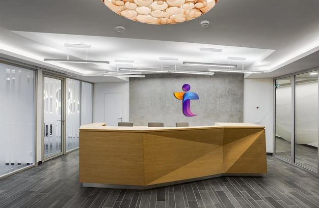 modèle de logo sur le bureau de la réceptionniste
