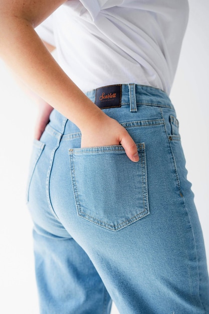 Modèle de logo sur une étiquette de jeans pour femmes