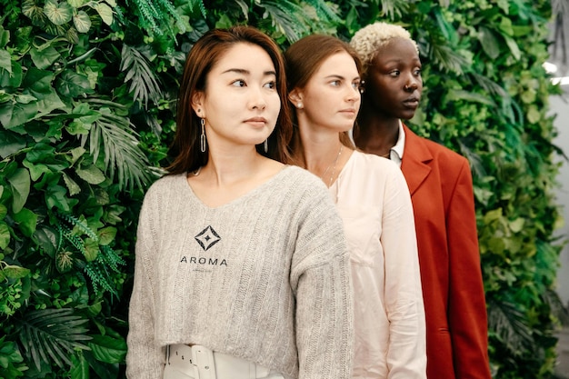 Modèle de logo sur un pull beige