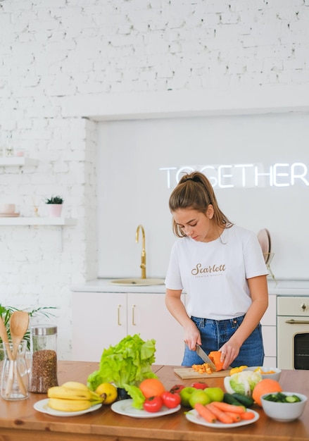 Modèle De Logo Sur Un T-shirt Blanc Féminin