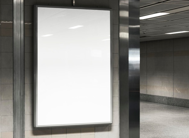 Modèle de panneau d'affichage en blanc