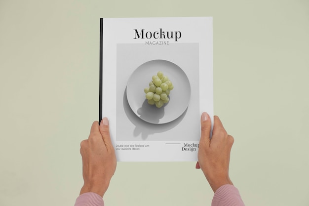 Modèle de personne tenant un magazine