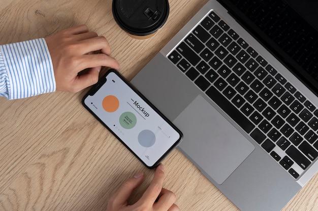 Modèle de personne tenant un téléphone