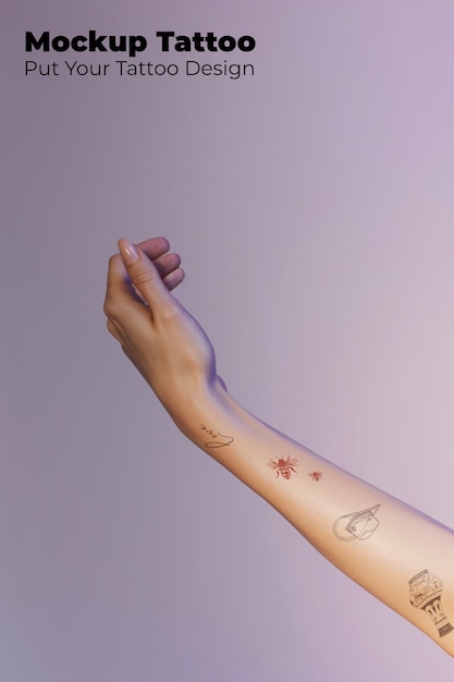PSD modèle posant avec une maquette de tatouage sur le bras