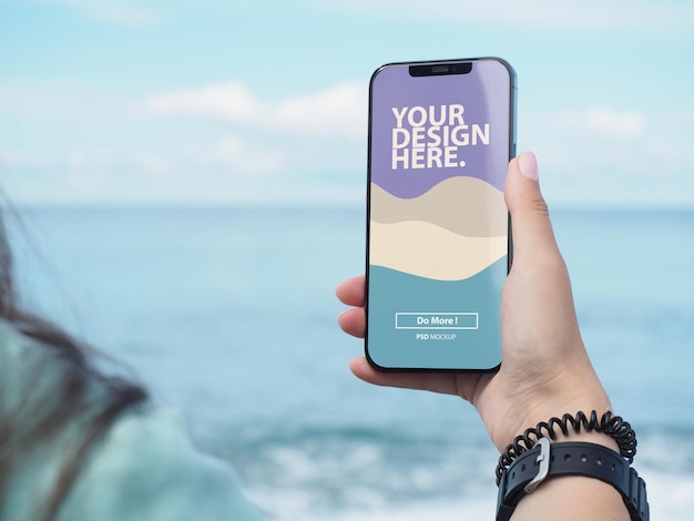 Modèle De Smartphone Maquette Dans La Main De La Femme Sur La Plage