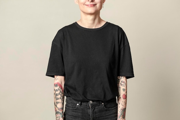 Modèle Avec Tatouage En Maquette De T-shirt Noir