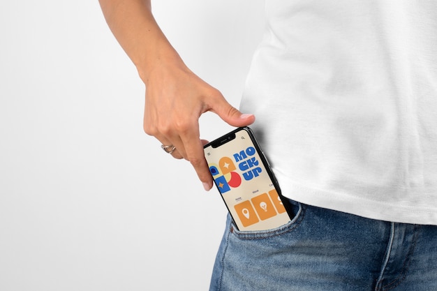 Modèle en vue avant tenant un smartphone