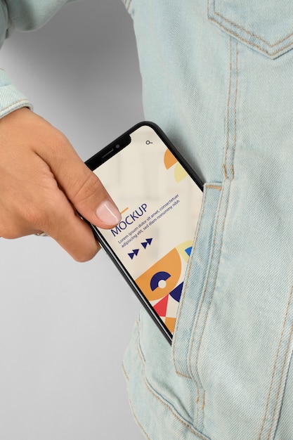 Modèle en vue avant tenant un smartphone